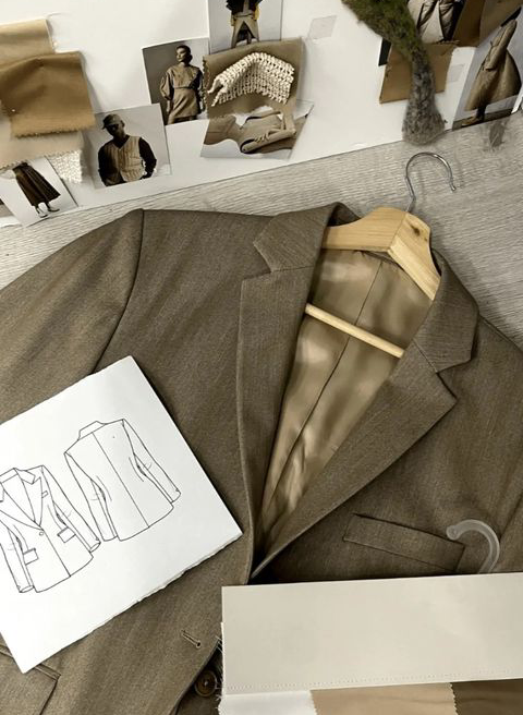 Ein stilvoller, &uuml;bergro&szlig;er brauner Blazer, ma&szlig;geschneidert in entspannter Passform mit breiten Schultern und langem Saum. Hergestellt aus einem strukturierten Woll- oder tweed&auml;hnlichen Stoff f&auml;llt er m&uuml;helos f&uuml;r einen schicken, l&auml;ssigen Look. Der Blazer verf&uuml;gt &uuml;ber ein klassisches fallendes Revers, vordere Pattentaschen und einen einreihigen Knopfverschluss.