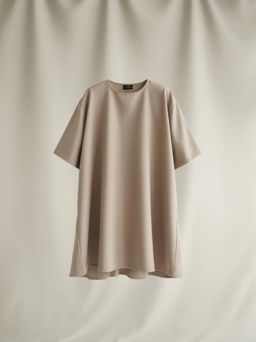 Un mannequin portant une tunique élégante, dans un studio de photographie professionnel avec un éclairage softbox et un fond blanc sans couture, style éditorial, photo en pied, haute résolution.