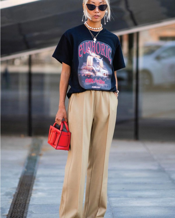 Ideas To Dress In Wide-Leg Trousers for the summer. Beige trousers with a grunge black shirt.