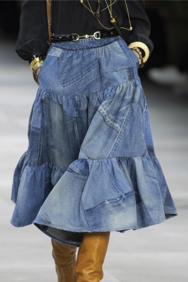 Most Popular Skirt Trend of 2020, the midi denim skirt. Midi denim skirt in the runway, from Céline