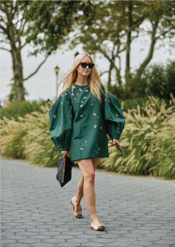Big balloon sleeves as a trend for the cold seasons of 2020. Balloon sleeves on a fall green dress.