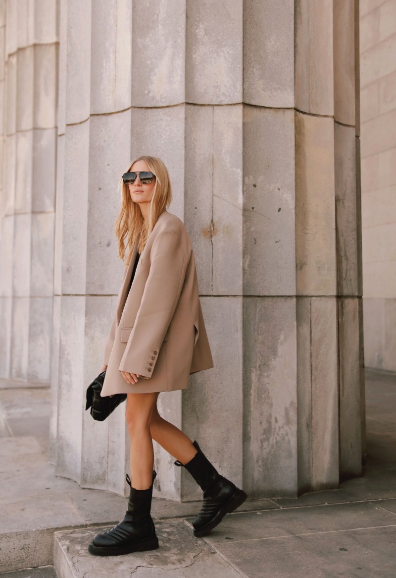 The Fall Trend Looks You Will Want To Show Off On Instagram. Oversized beige blazer with black army boots and a black pouch.