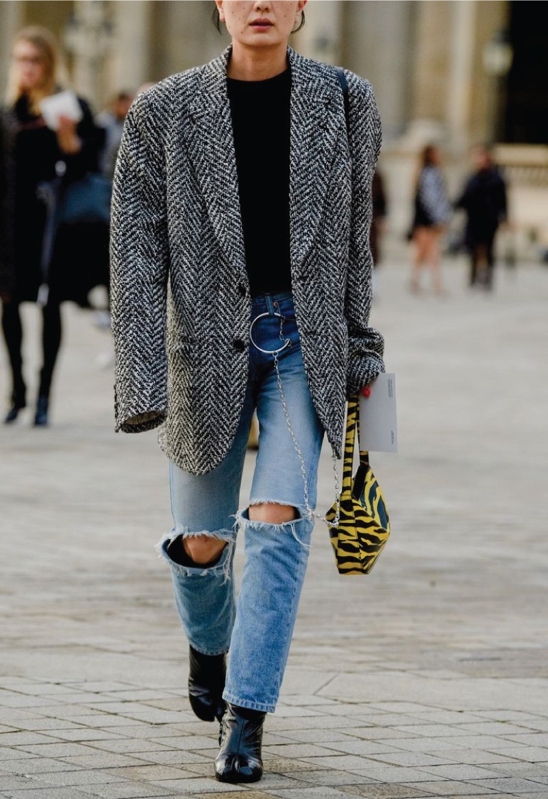 The Fall Trend Looks You Will Want To Show Off On Instagram. Oversized blazer with ripped jeans.