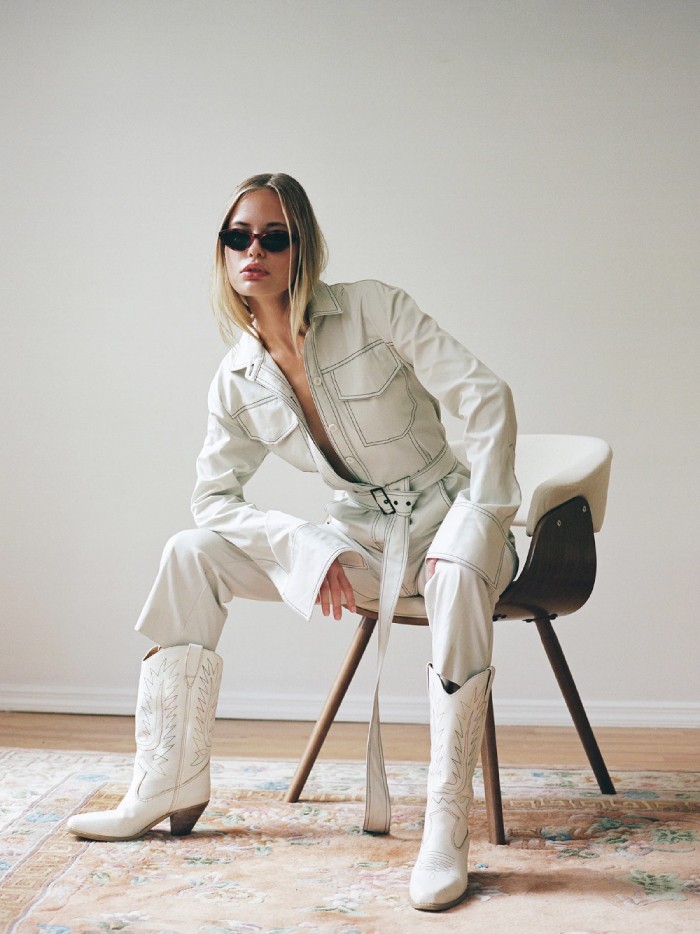 Ideas To Level Up Your Wardrobe In January. Put on new-fashioned white boots.