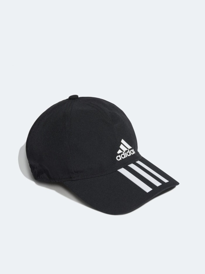 Trends to wear with jeans: baseball hats. Hat from Adidas.