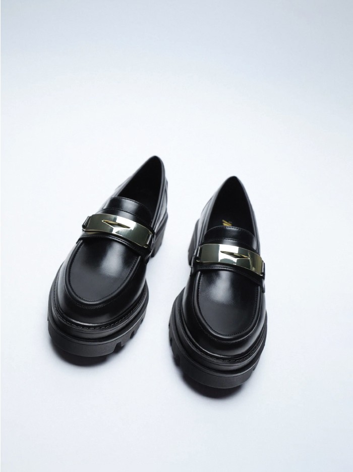 Trends to wear with jeans: chunky loafers. Chunky loafers from Zara.