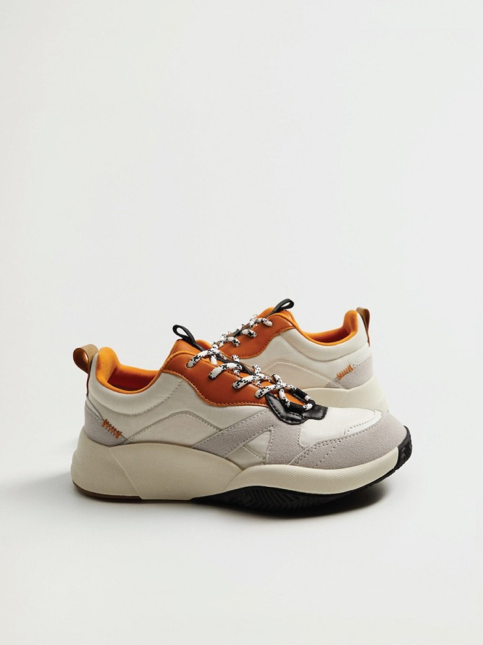 Trends to wear with jeans: "dad" sneakers. Sneakers from Mango.