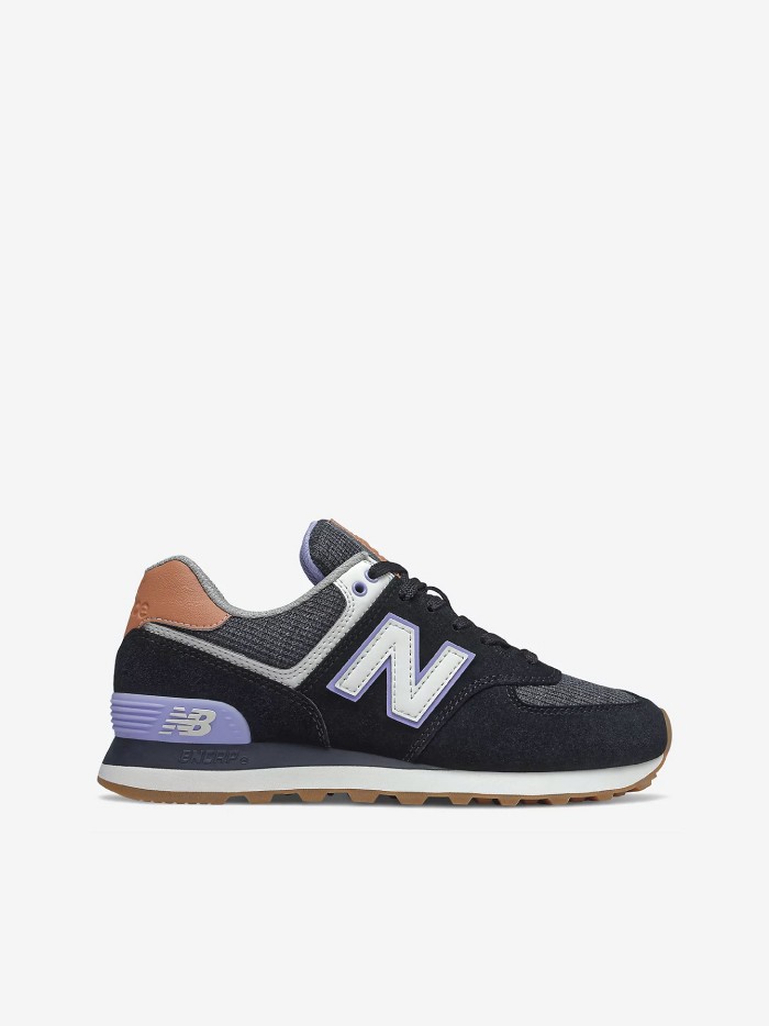 Trends to wear with jeans: "dad" sneakers. Sneakers from New Balance.
