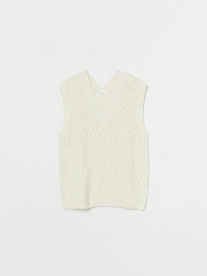 Trends to wear with jeans: sweater vests. White sweater vest from H&M.