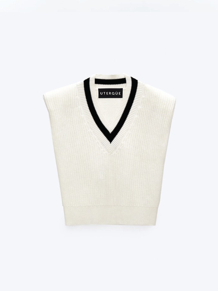 Trends to wear with jeans: sweater vests. White sweater vest with black details from Uterqüe.