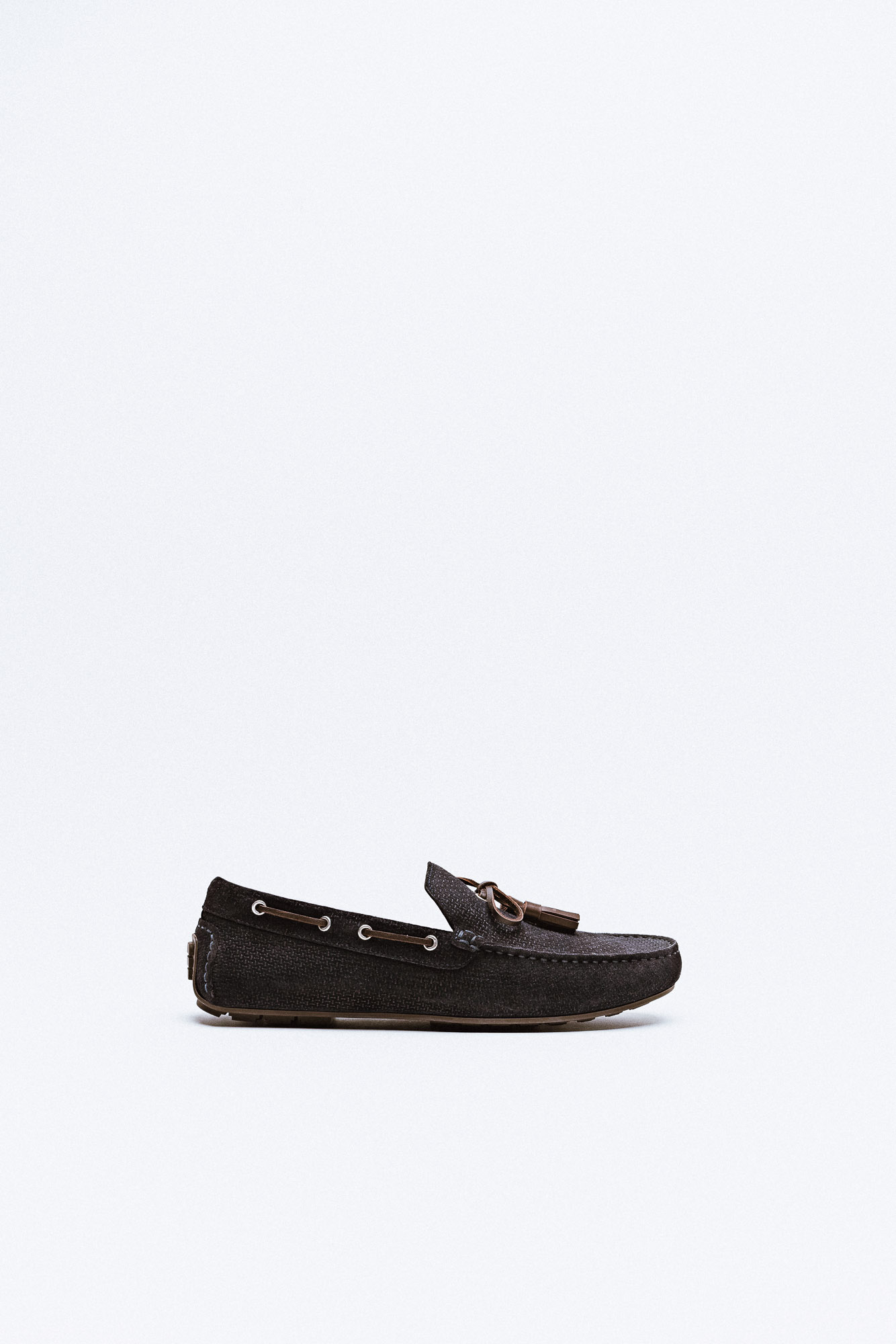 Black mocassin with brown laces, product specifications.