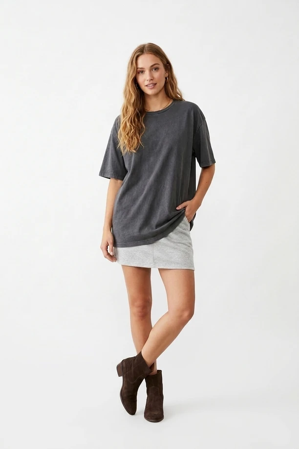 Mannequin portant un t-shirt décontracté en coton gris et une mini-jupe en jersey.