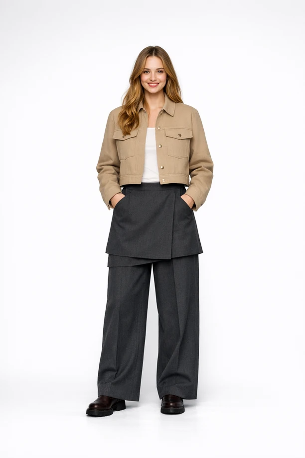 Mannequin en veste utilitaire courte et ensemble jupe-pantalon superposé.