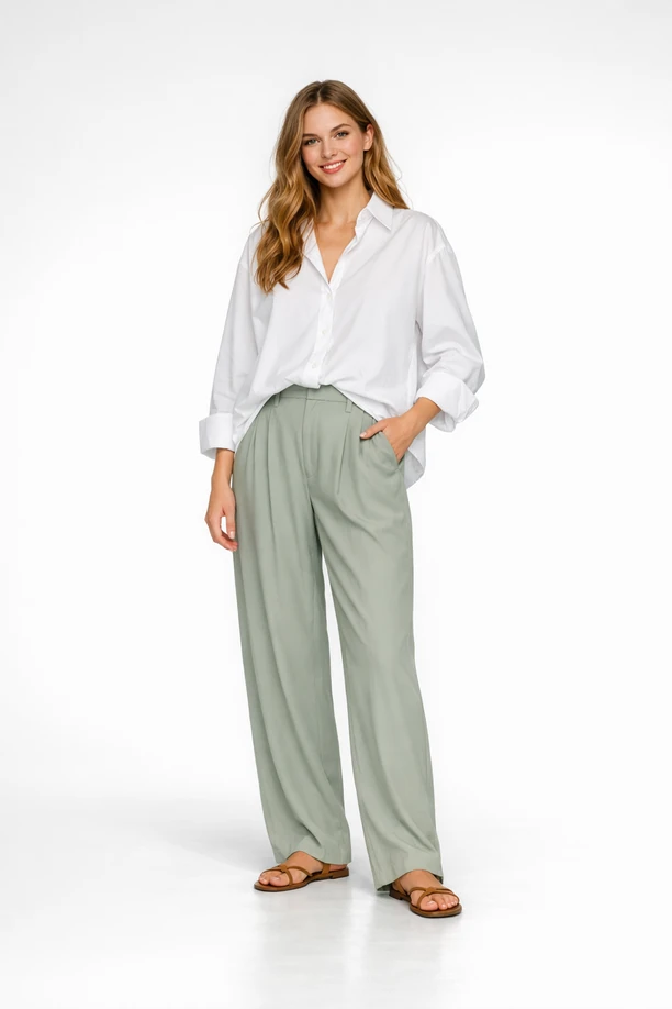 Mannequin en chemise blanche en coton et pantalon fluide vert sauge.