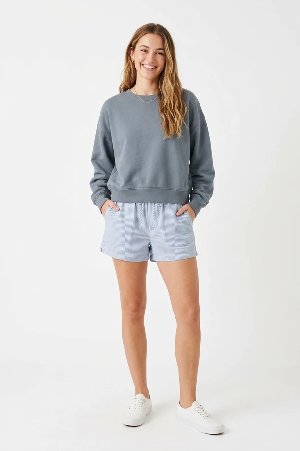 Mannequin en sweat oversize gris ardoise et short rayé en coton.