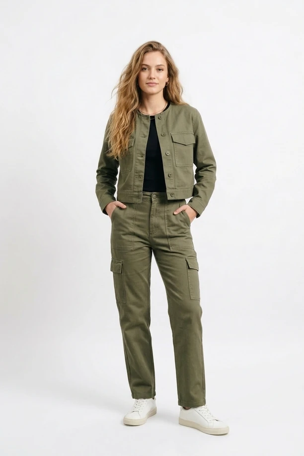 Mannequin présentant un ensemble utilitaire vert olive avec veste twill et pantalon cargo.