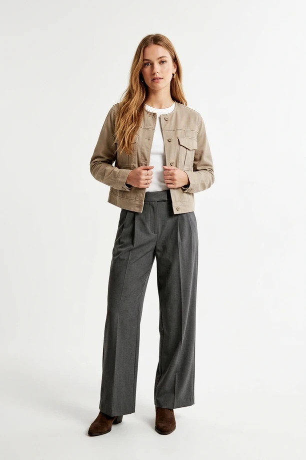 Mannequin en veste courte cargo beige taupe et pantalon large anthracite.